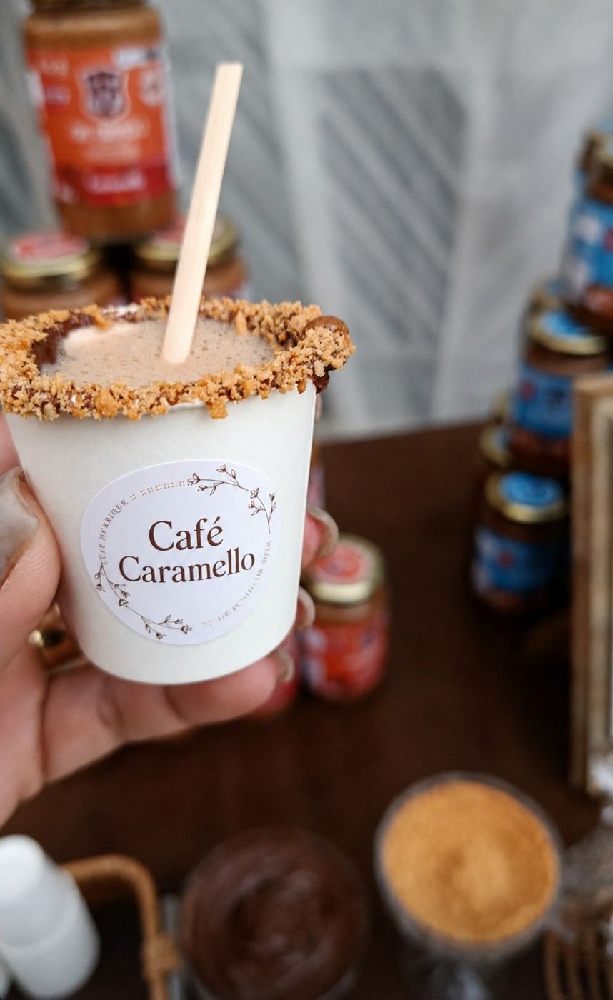 Copo de Café Caramello com a calda escorrendo na borda